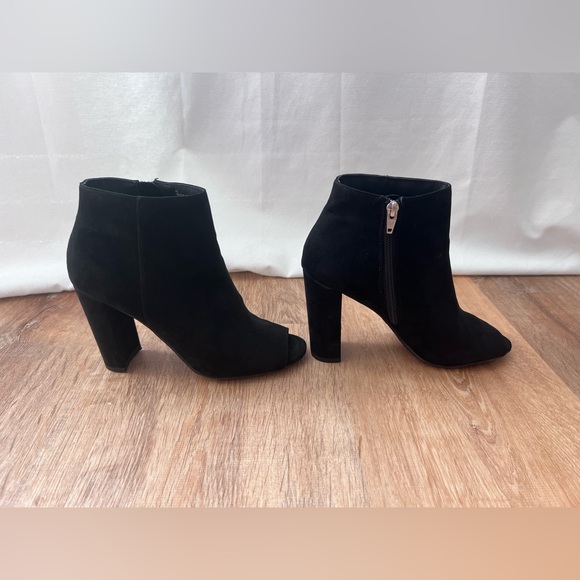 Merona peep toe, zip-up suede booties. Size 8.5 - Picture 2 of 5